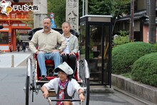 「人力車大喜利」に挑戦するアキナ山名。
