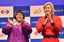 テンション高く登壇したメイプル超合金。