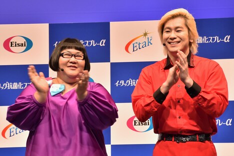 テンション高く登壇したメイプル超合金。