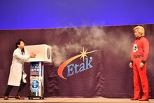 米村でんじろう（左）の空気砲を食らうメイプル超合金カズレーザー（右）。