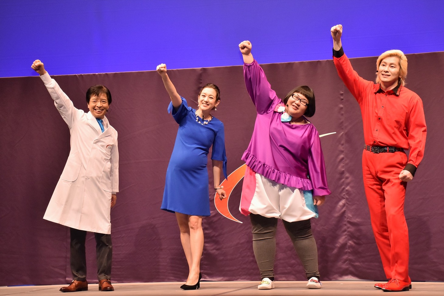 イベントの最後に「うがい、手洗い、イータック！」と声を合わせて拳を突き上げる4人。