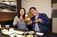 居酒屋での反省会に臨む、（左から）椿鬼奴、グランジ大。(c)CKYORAKU (c)CKYHD