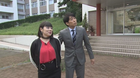 （左から）ブルゾンちえみ、安住紳一郎アナ。(c)TBS