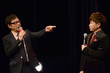 板尾創路（左）と2丁拳銃・修士（右）。