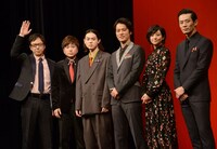 映画「火花」完成披露試写会より（左から）板尾創路、2丁拳銃・修士、菅田将暉、桐谷健太、木村文乃、三浦誠己。