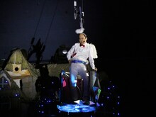 天使の格好をしたトレンディエンジェル斎藤がゴンドラに乗って登場する場面。