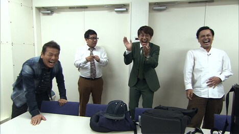 ミキ（中央）と、くりぃむしちゅー。(c)テレビ朝日