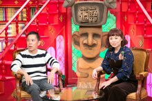 （左から）ナインティナイン岡村、なるみ。(c)ABC