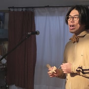 片桐仁扮するYouTuberが「歌ってみた」投稿、パターンいろいろ