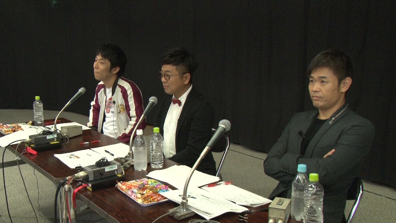 若手のネタを見るパンクブーブーと品川庄司・品川。(c)NHK