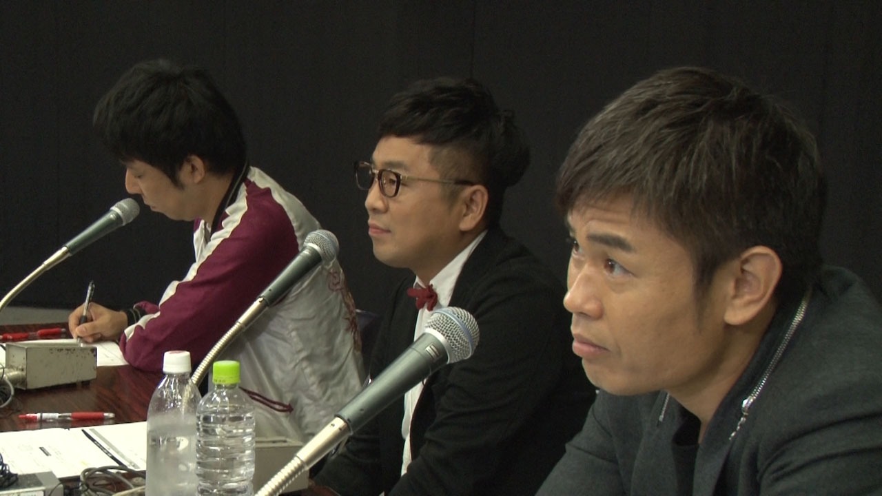 若手のネタを見るパンクブーブーと品川庄司・品川。(c)NHK