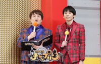 進行役のハリセンボン。