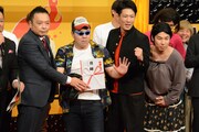 準優勝の目録を受け取るネルソンズ（右）。