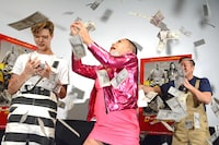 降ってくる札をキャッチするMattと松尾IKKO。