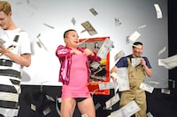 キャッチした札を胸に詰める松尾IKKO。