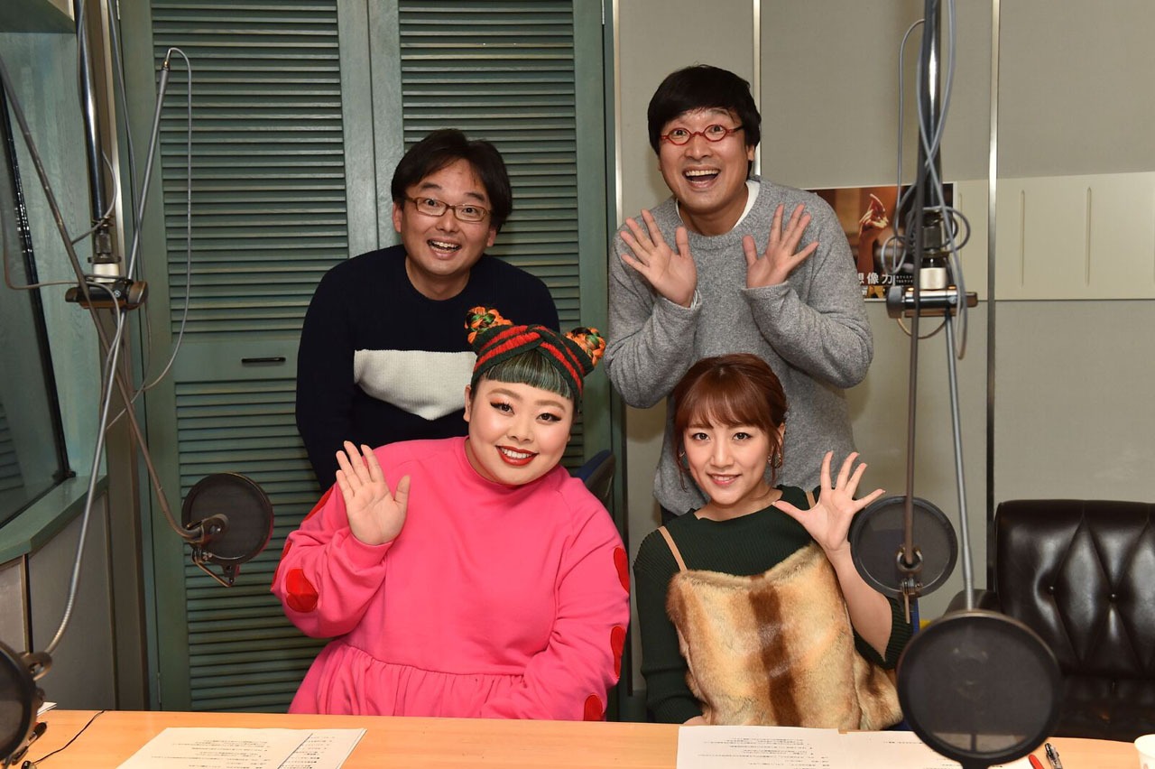 南海キャンディーズ山里（後列右）、高橋みなみ（前列右）、渡辺直美（前列左）、神門光太朗アナウンサー（後列左）。