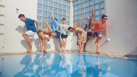 「ブルゾンちえみ カバーMV第三弾！ Royal Flush『New Rules』」のワンシーン。