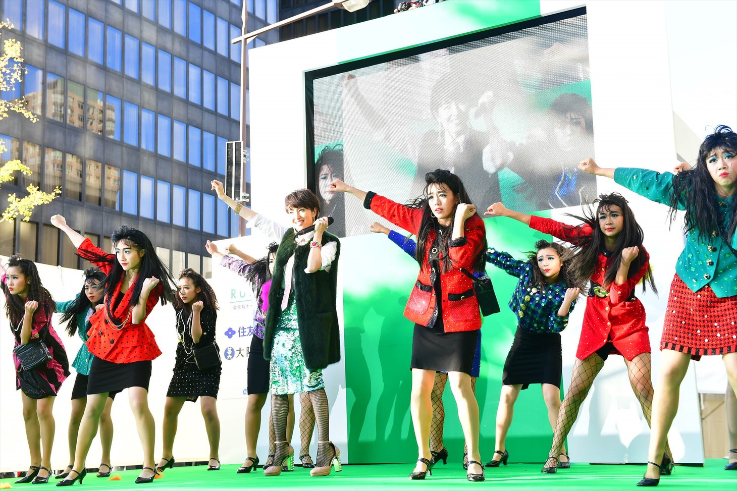 大阪府立登美丘高校ダンス部と荻野目洋子によるスペシャルコラボの様子。