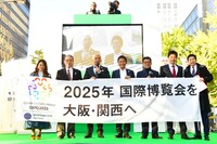 「御堂筋オータムパーティー2017 御堂筋ランウェイ」に登場したダウンタウン（中央）、今田耕司（右端）ら。