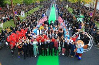 「御堂筋オータムパーティー2017 御堂筋ランウェイ」に登場したダウンタウン（前列中央）ら。