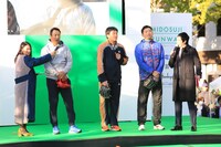 （左から）福本愛菜、元プロ野球選手の黒田博樹、石井一久、斎藤隆と、今田耕司。