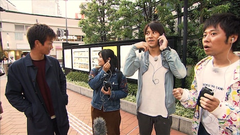 「街で出会った美女の『元彼の今カノ』はさらに美人なのか？」を調査するスマイル（両端）。(c)ABC