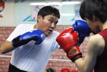 元プロボクサー役を演じるトミーズ雅（左）。(c)関西テレビ