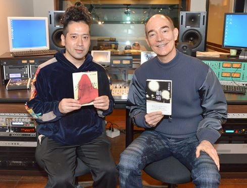 左からピース又吉、ロバート・キャンベル。