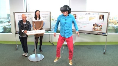 「ドッチエ・LOVE？」で美女2人との同時デートをVR体験する永野（右）と、番組MCのバイきんぐ小峠（左）、VR内にも登場する高橋ユウ（中央）。(c)フジテレビ