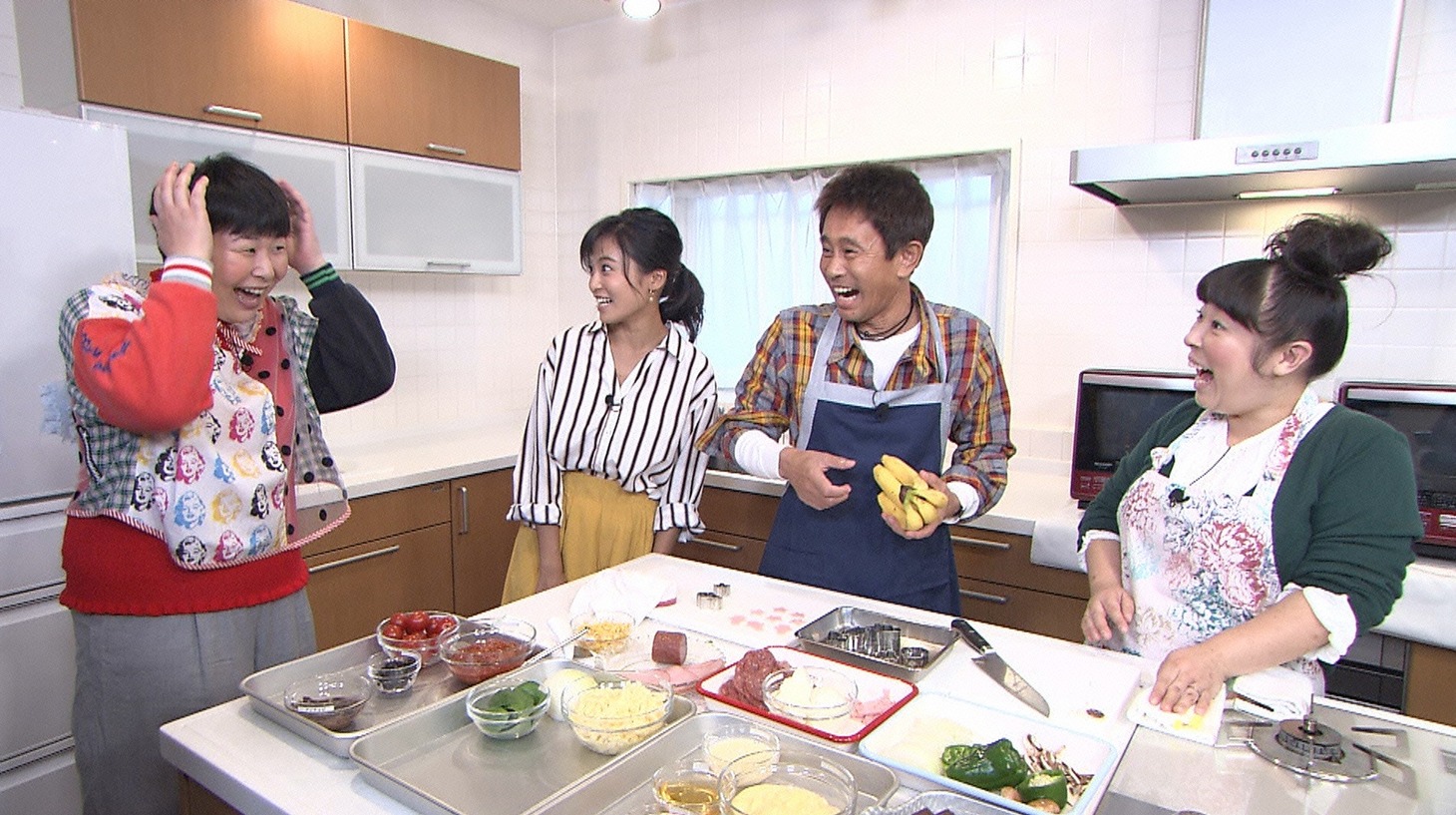 左から森三中・大島、小島瑠璃子、ダウンタウン浜田、森三中・村上。(c)読売テレビ