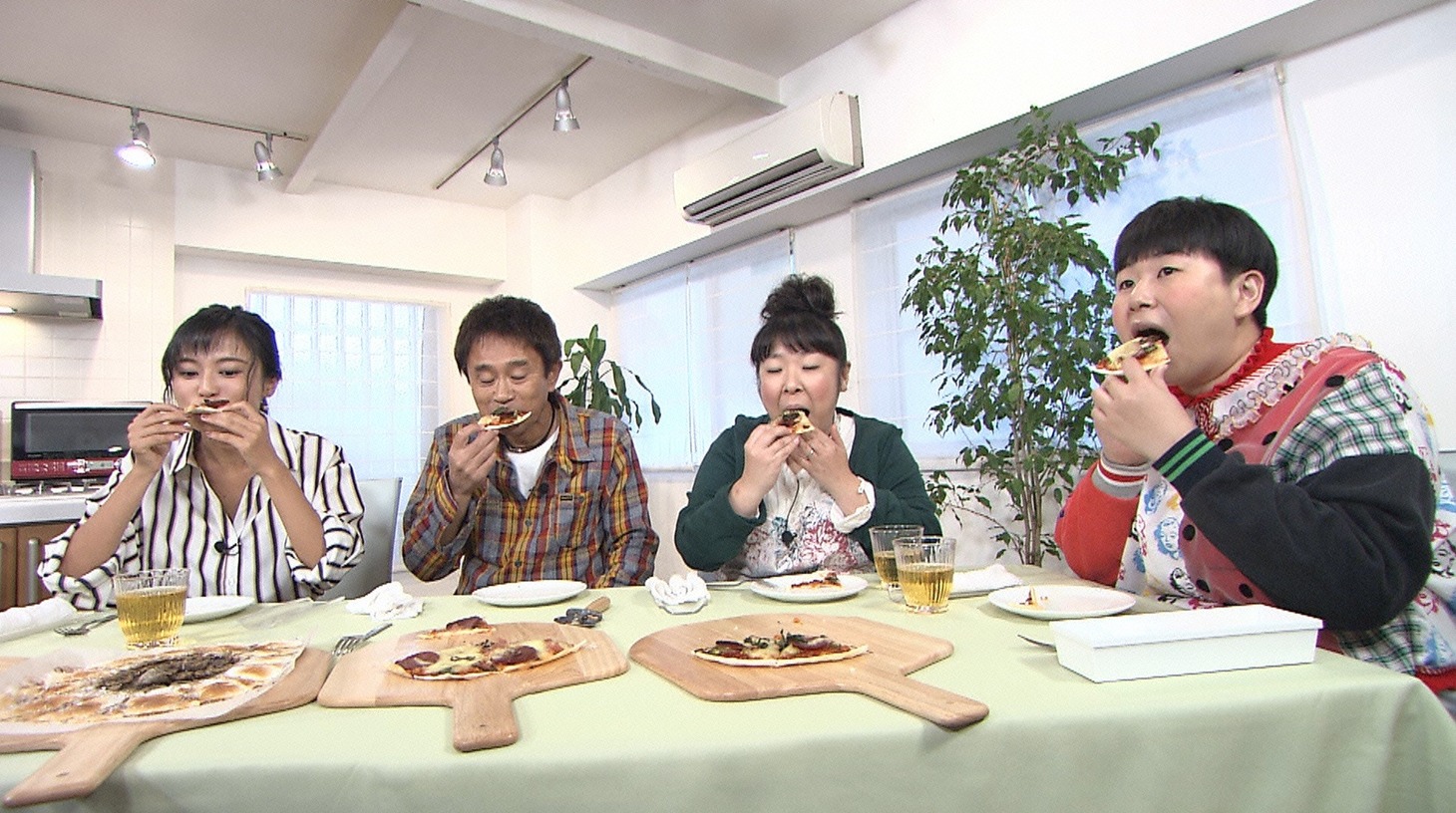 左から小島瑠璃子、ダウンタウン浜田、森三中・村上、森三中・大島。(c)読売テレビ