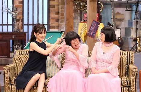 （左から）泉里香、阿佐ヶ谷姉妹。(c)関西テレビ