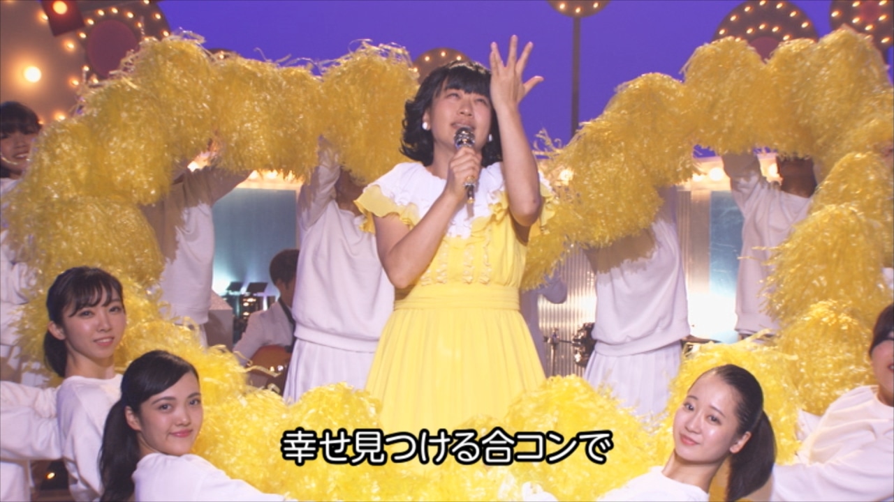 いとうあさこが「ほど酔い女子のセレナーデ」を歌う動画のワンシーン。