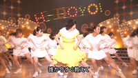 いとうあさこが「ほど酔い女子のセレナーデ」を歌う動画のワンシーン。