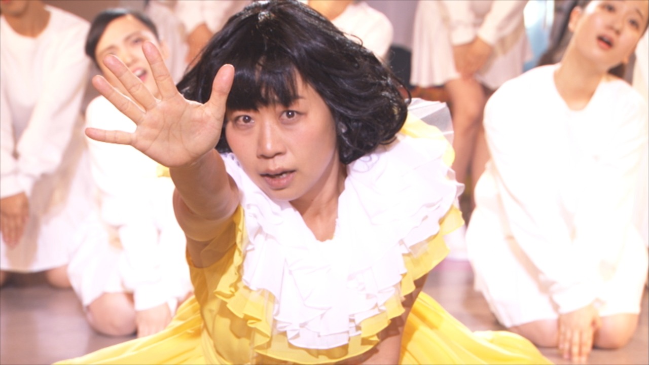 いとうあさこが「ほど酔い女子のセレナーデ」を歌う動画のワンシーン。