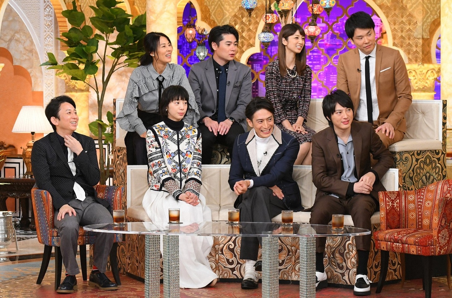 「櫻井・有吉THE夜会」に出演する、かまいたち濱家（後列右端）ら。(c)TBS