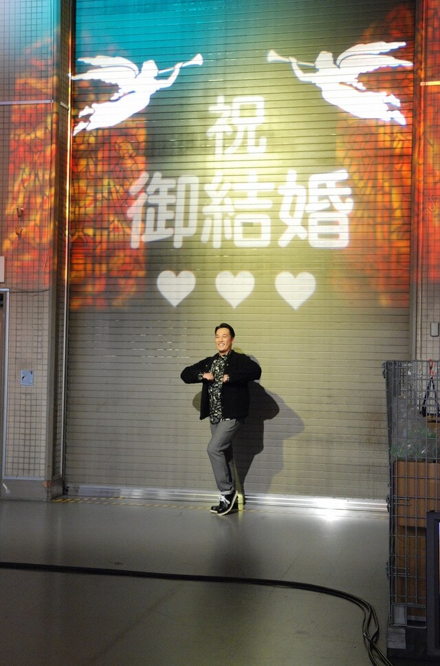 祝福されながら登場する藤崎マーケット田崎。(c)読売テレビ