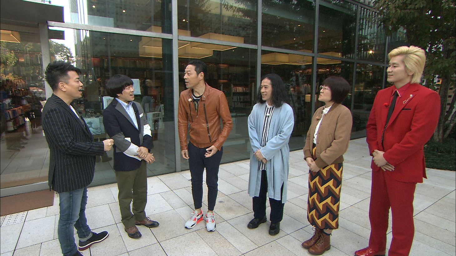 「アメトーーク！」の「本屋で読書芸人」に出演する（左から）雨上がり決死隊、東野幸治、ピース又吉、光浦靖子、メイプル超合金カズレーザー。(c)テレビ朝日