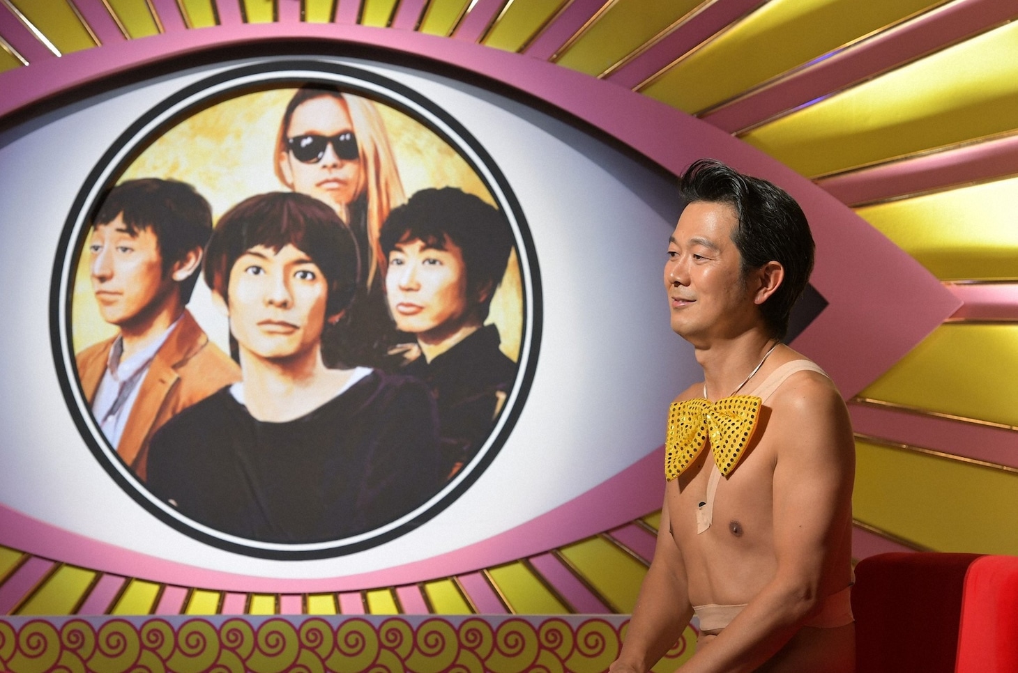 「オー!!マイ神様!!」でスピッツの魅力を語るアキラ100%。(c)TBS