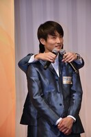 相方・後藤にマイクを持ってもらいながら、かまいたちに宣戦布告するジャルジャル福徳。