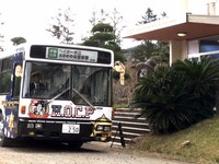 「ヘイポー州立おまめ中央警察署」行きのバス。(c)日本テレビ