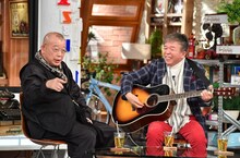 （左から）笑福亭鶴瓶、村上ショージ。(c)TBS