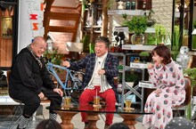 「A-Studio」に出演する（左から）笑福亭鶴瓶、村上ショージ、emma。(c)TBS