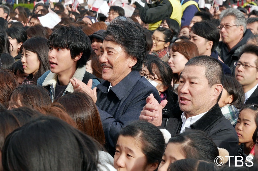 「日曜劇場『陸王』」に出演する木村祐一（右）、役所広司（中央）ら。