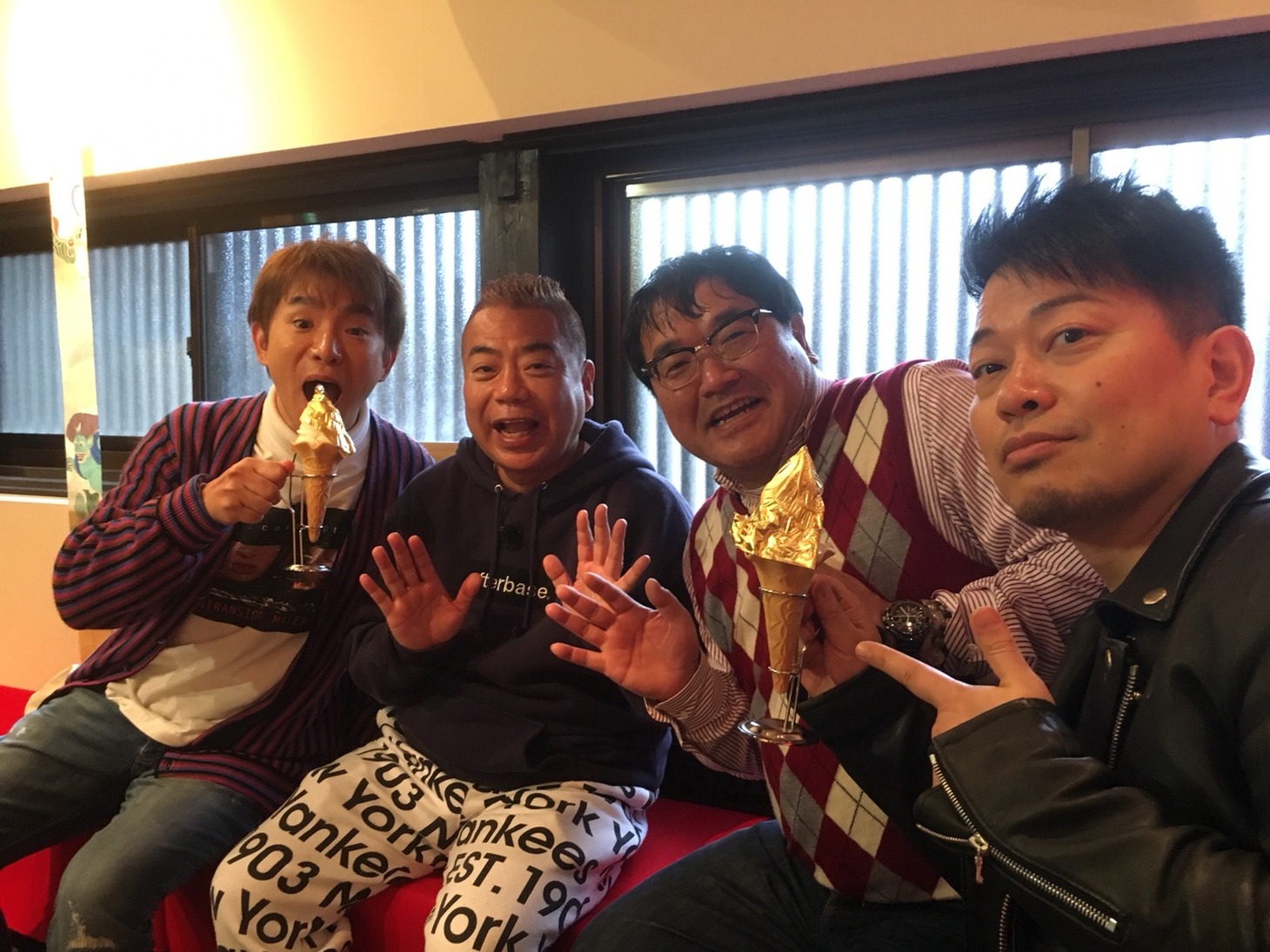 「10人旅」の出演者たち。(c)フジテレビ