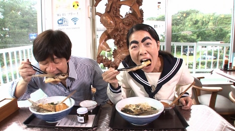 左から内村光良、イモトアヤコ。(c)日本テレビ