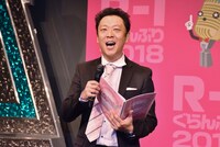 会見でMCを務める、はりけ～んず新井。