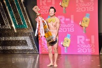 「R-1ぐらんぷり2017」王者で、優勝トロフィを返還した、アキラ100%。