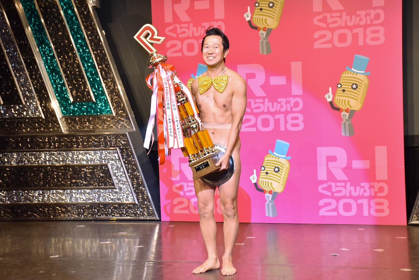 「R-1ぐらんぷり2017」王者で、優勝トロフィを返還した、アキラ100%。