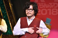 紺野ぶるまの仕草をマネる、マツモトクラブ。